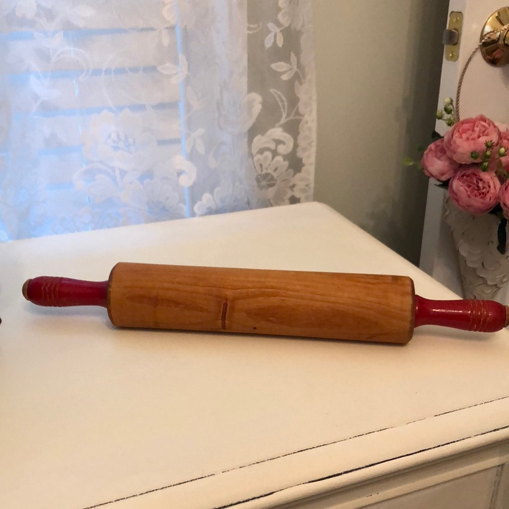 Mid century red handled rolling pin. Beautiful vintage condition